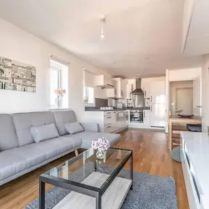 2 Bed & 2 Bath Modern - Free Parking Apartment