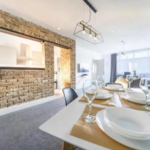 Contractor Near Heathrow, Windsor Minutes From M4 Apartment