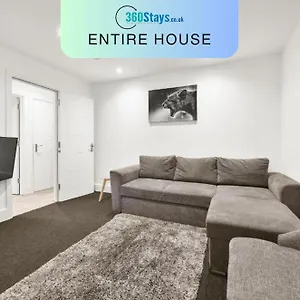 Rochfords Serviced House With 5 Bedrooms, 4 Bathrooms Up To 8 Beds By 360stays Apartment